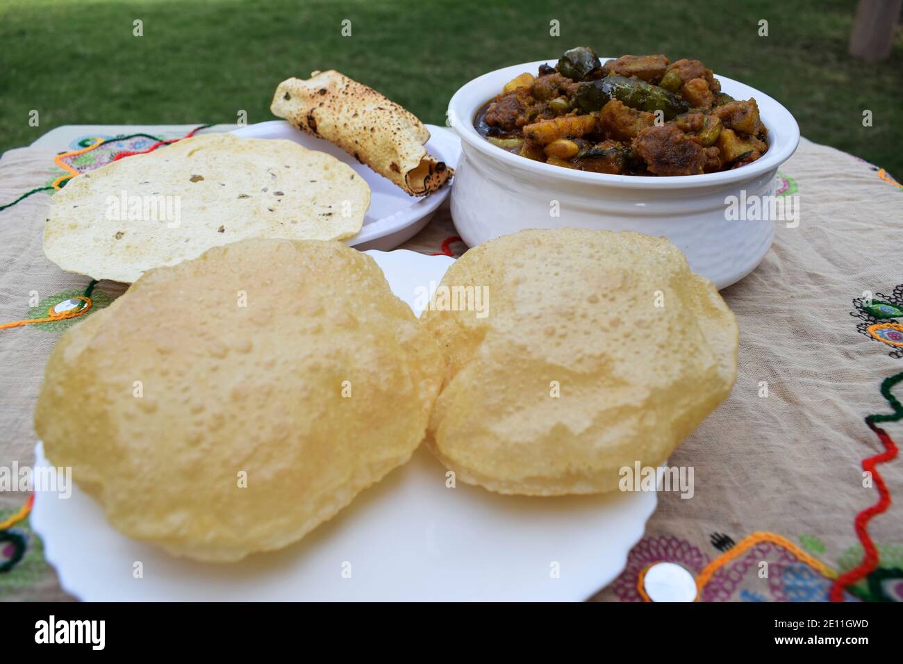 gujarati indiano pranzo o cena di puri e Undhiyu o Undhiya curry e laminato papad per la stagione di festa di makar sankranti per gennaio. Envi all'aperto Foto Stock