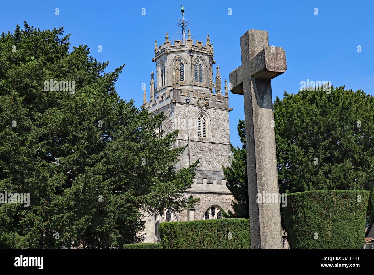 Una croce si trova di fronte al villaggio di Colyton A Devon Foto Stock