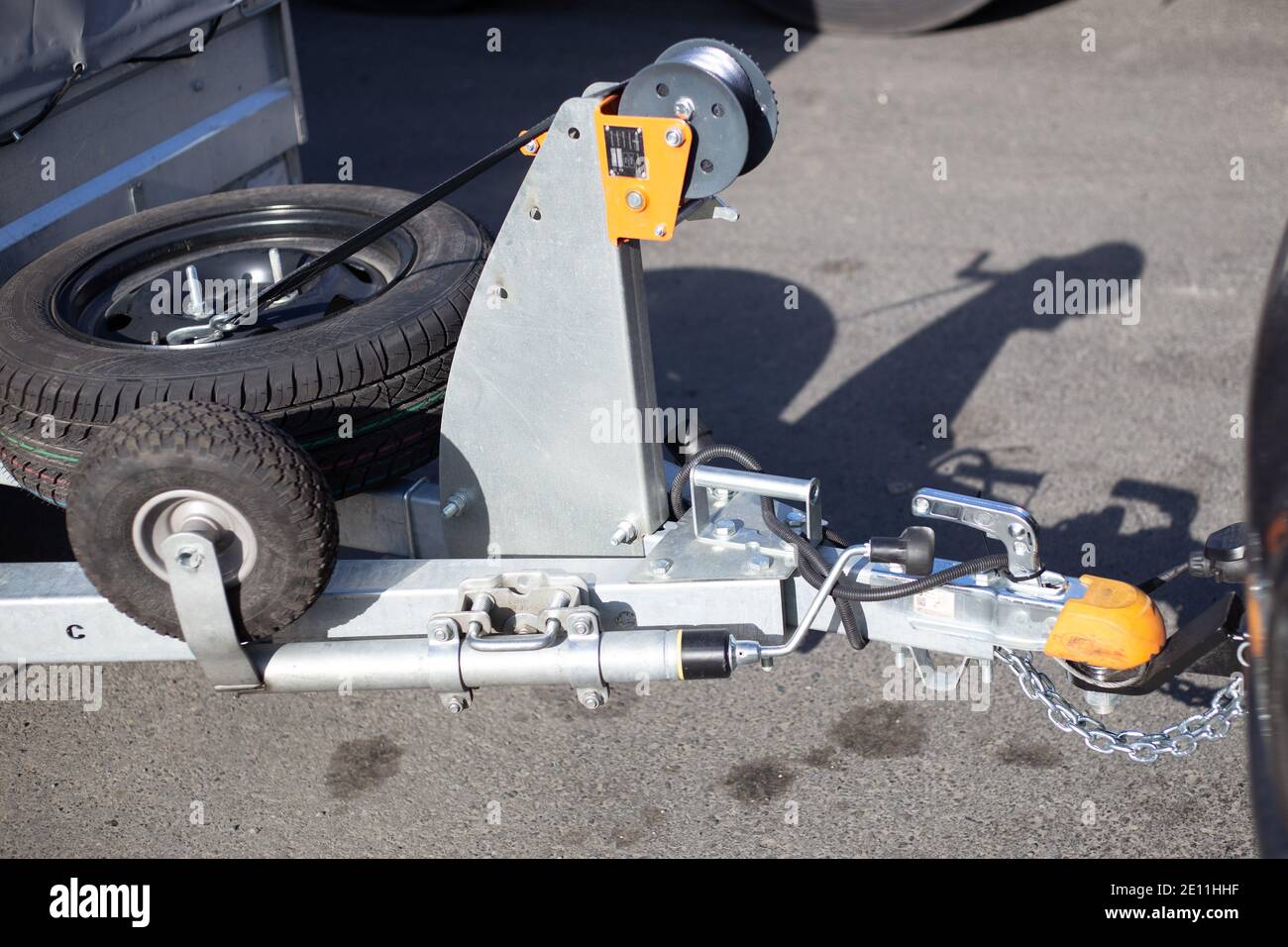 Chelyabinsk, Russia - 06.28.2020:gancio di traino per il traino di un rimorchio da un'autovettura, barra di traino rimorchio con ruota di scorta Foto Stock