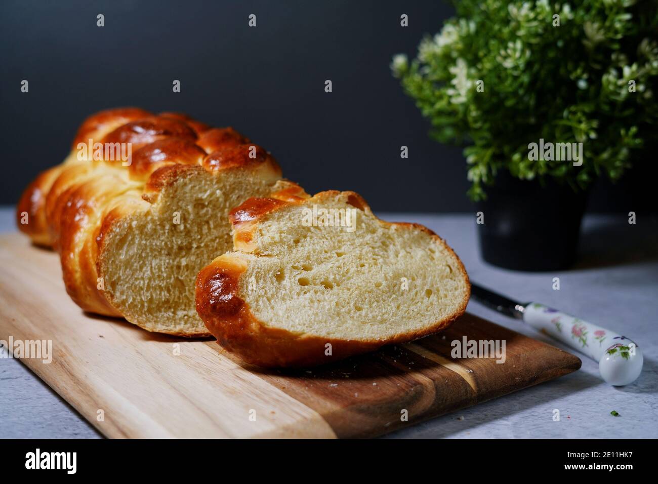 Pane fatto in casa Challah, fuoco selettivo Foto Stock