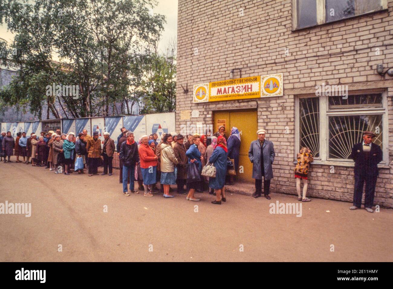 Coda fuori da un minimarket, negozio, a Mosca. Russia, fotografata nel 1992. Foto Stock