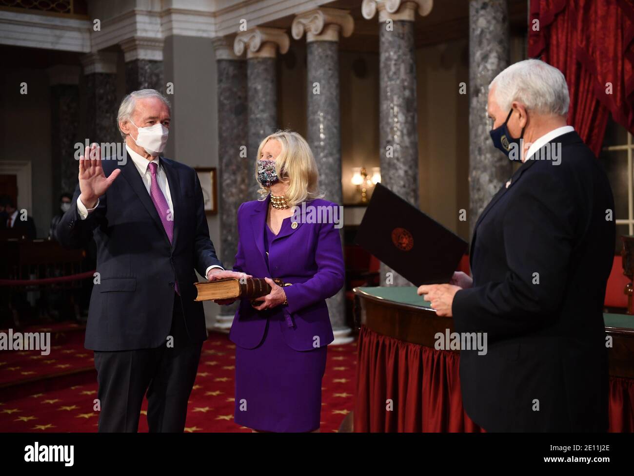 Il senatore degli Stati Uniti ed Markey (democratico del Massachusetts), partecipa a un simulacro di giuramento per il 117° Congresso con il Vice Presidente Mike Pence, come sua moglie Susan Blumenthal tiene una bibbia, nelle Camere del Vecchio Senato presso il Campidoglio degli Stati Uniti a Washington, DC domenica 3 gennaio 2021. Credit: Kevin Dietsch/Pool via CNP | utilizzo in tutto il mondo Foto Stock