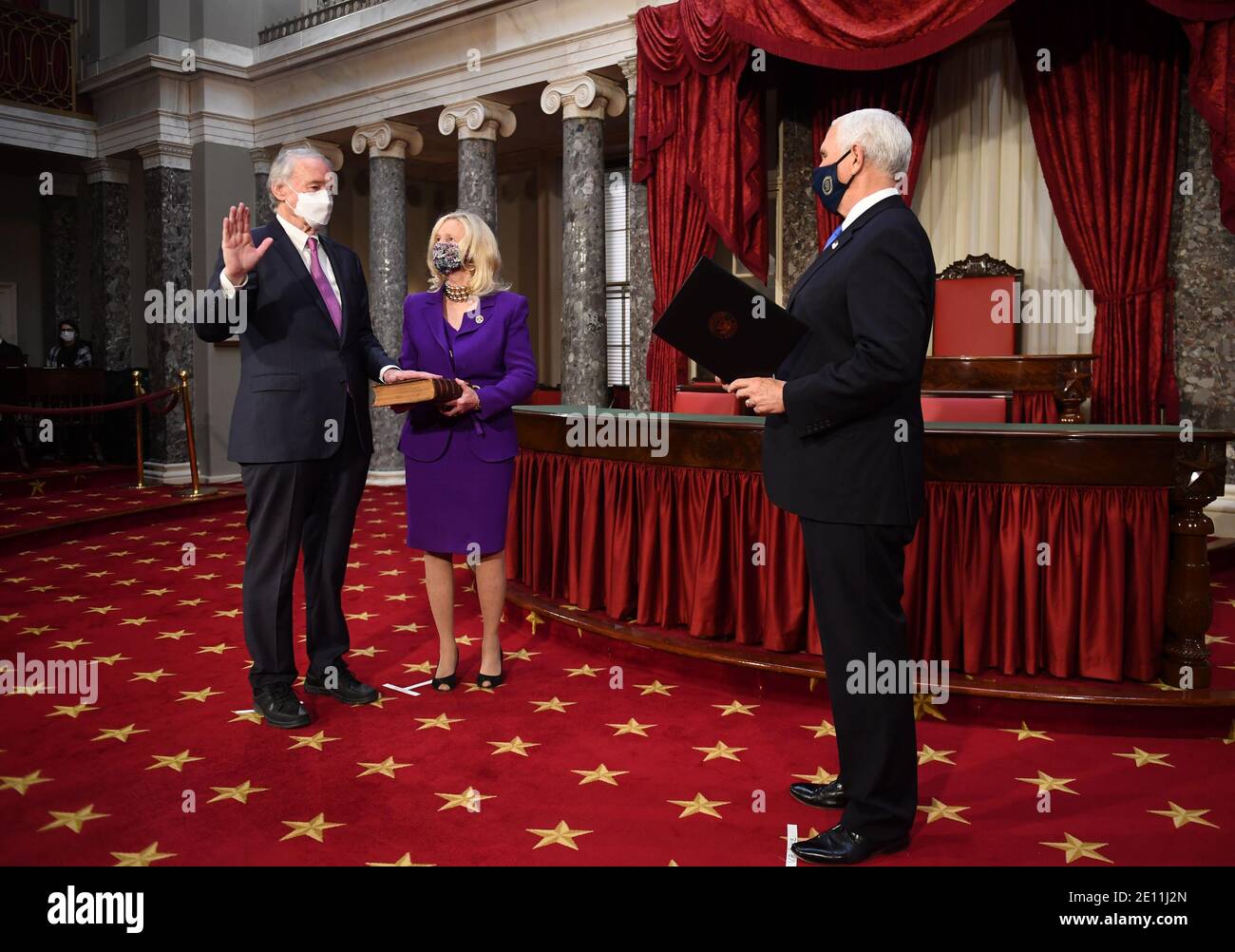 Il senatore degli Stati Uniti ed Markey (democratico del Massachusetts), partecipa a un simulacro di giuramento per il 117° Congresso con il Vice Presidente Mike Pence, come sua moglie Susan Blumenthal tiene una bibbia, nelle Camere del Vecchio Senato presso il Campidoglio degli Stati Uniti a Washington, DC domenica 3 gennaio 2021. Credit: Kevin Dietsch/Pool via CNP | utilizzo in tutto il mondo Foto Stock