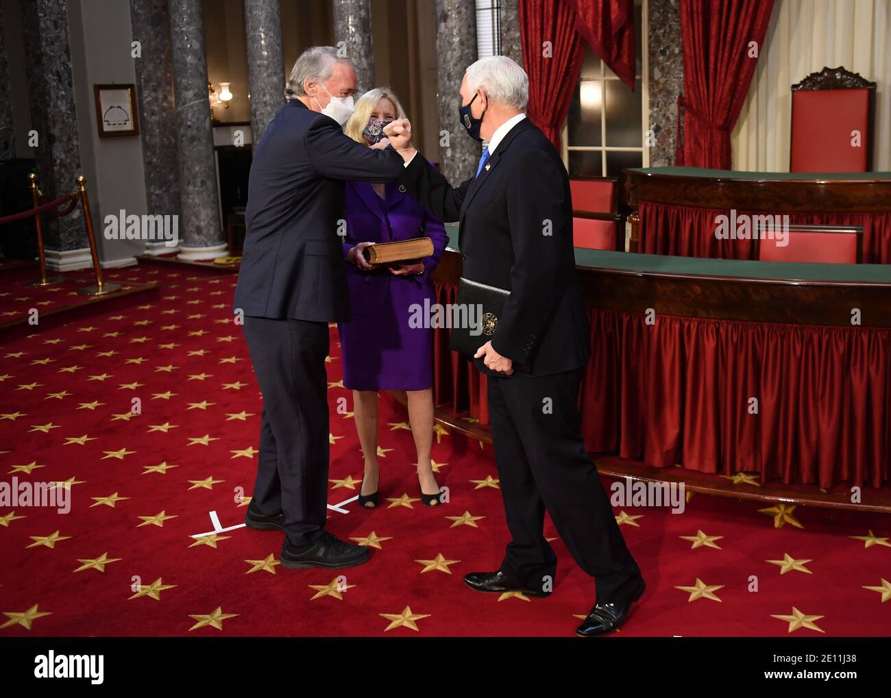 Senatore degli Stati Uniti ed Markey (democratico del Massachusetts), dopo aver partecipato a una simulazione di giuramento per il 117° Congresso con il Vice Presidente Mike Pence, come sua moglie Susan Blumenthal ha una bibbia, nelle Camere del Vecchio Senato presso il Campidoglio degli Stati Uniti a Washington, DC domenica 3 gennaio, 2021. Credit: Kevin Dietsch/Pool via CNP | utilizzo in tutto il mondo Foto Stock