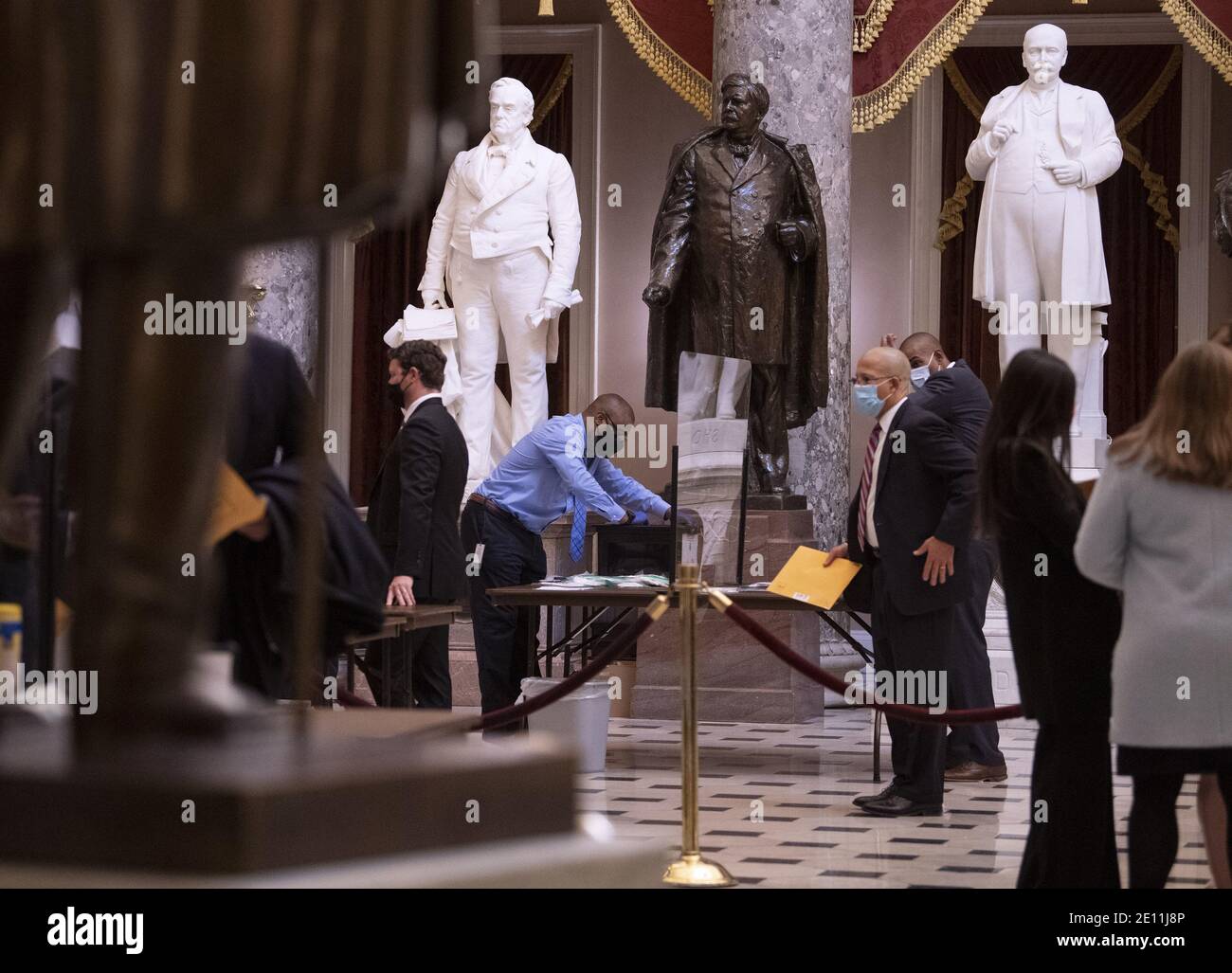 Washington, Stati Uniti. 3 gennaio 2021. I nuovi membri si sono iscritti il primo giorno del 117° Congresso, presso il Campidoglio degli Stati Uniti a Washington, DC, domenica 3 gennaio 2020. Foto di Kevin Dietsch/UPI Credit: UPI/Alamy Live News Foto Stock
