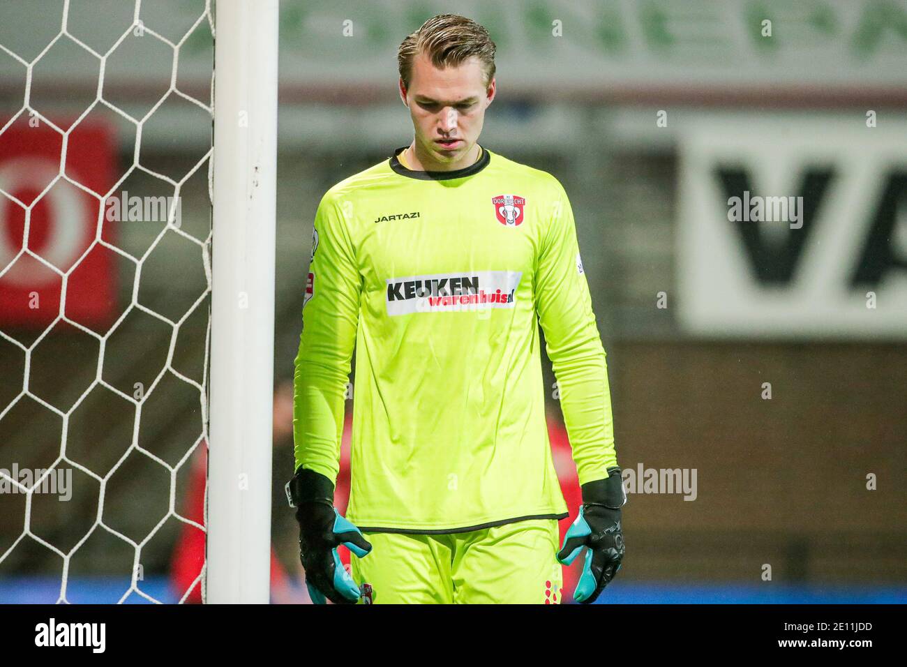 HELMOND, PAESI BASSI - 2 GENNAIO: Portiere Anthony Swolfs del FC Dordrecht  deluso durante la partita olandese di Keukenkampioendivisie tra Helmond  Foto stock - Alamy