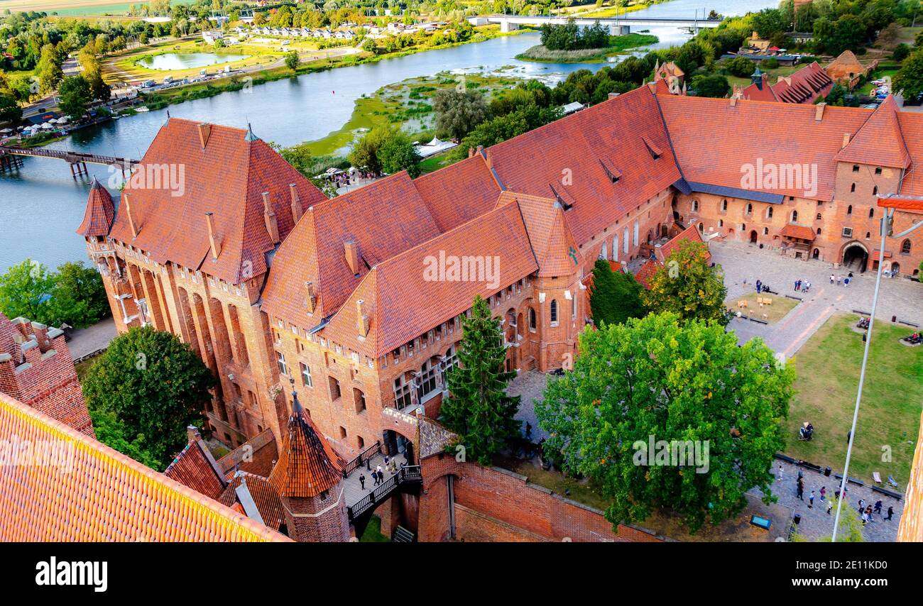Veduta aerea del castello dell'ordine teutonico di Malbork in Polonia. È il più grande castello del mondo, misurato dalla zona di terra e un sito patrimonio dell'umanità dell'UNESCO. Foto Stock