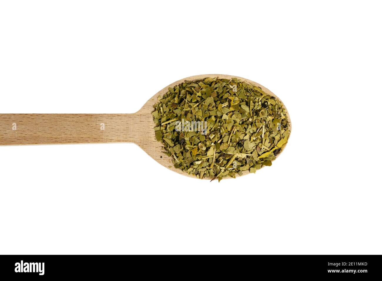 Foglie essiccate di tè yerba mate su cucchiaio di legno isolato su sfondo bianco. Nutrizione. Tè tradizionale in Sud America. Foto Stock