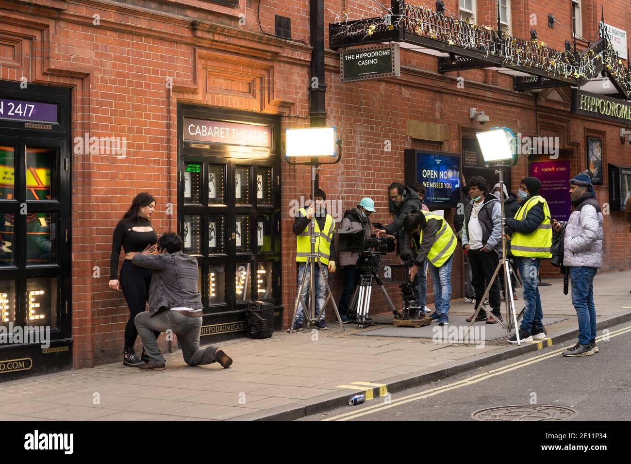 Una piccola produzione di Bollywood è stata girata sulla strada dietro l'Ippodromo Casino. Londra Foto Stock