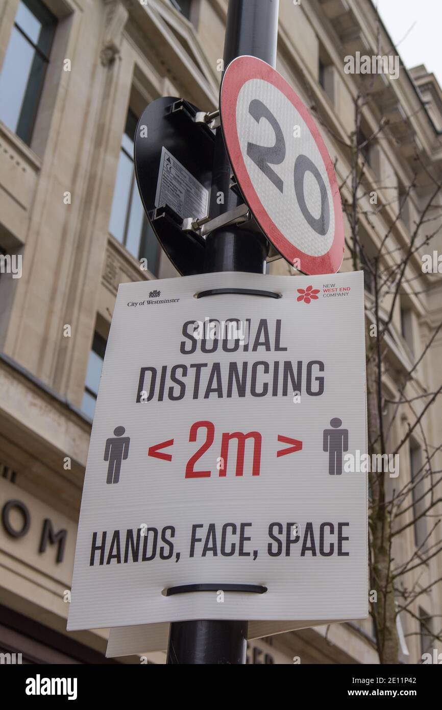 Un segno di distanza sociale di 2 metri su un lampione in Regent Street. Londra Foto Stock