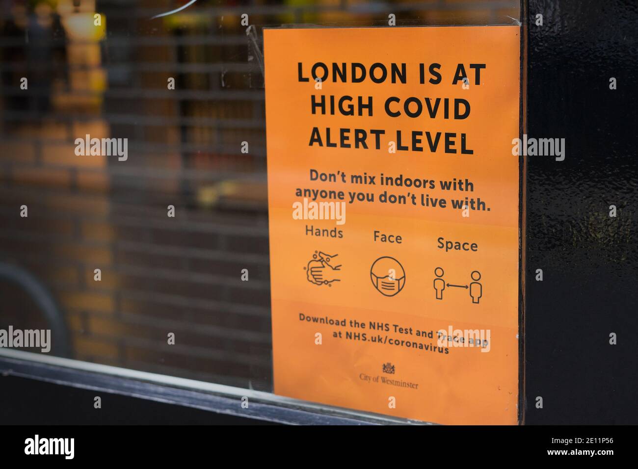Londra è al livello alto Covid segno di allarme sulla finestra di un ristorante nel West End. Foto Stock