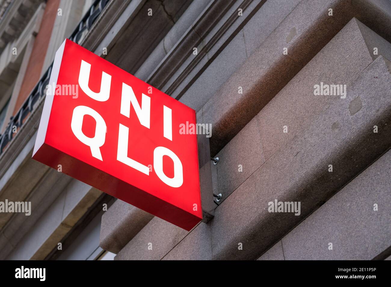 Primo piano dell'insegna del negozio uni Qlo su una parete lungo Oxford Street. Londra Foto Stock