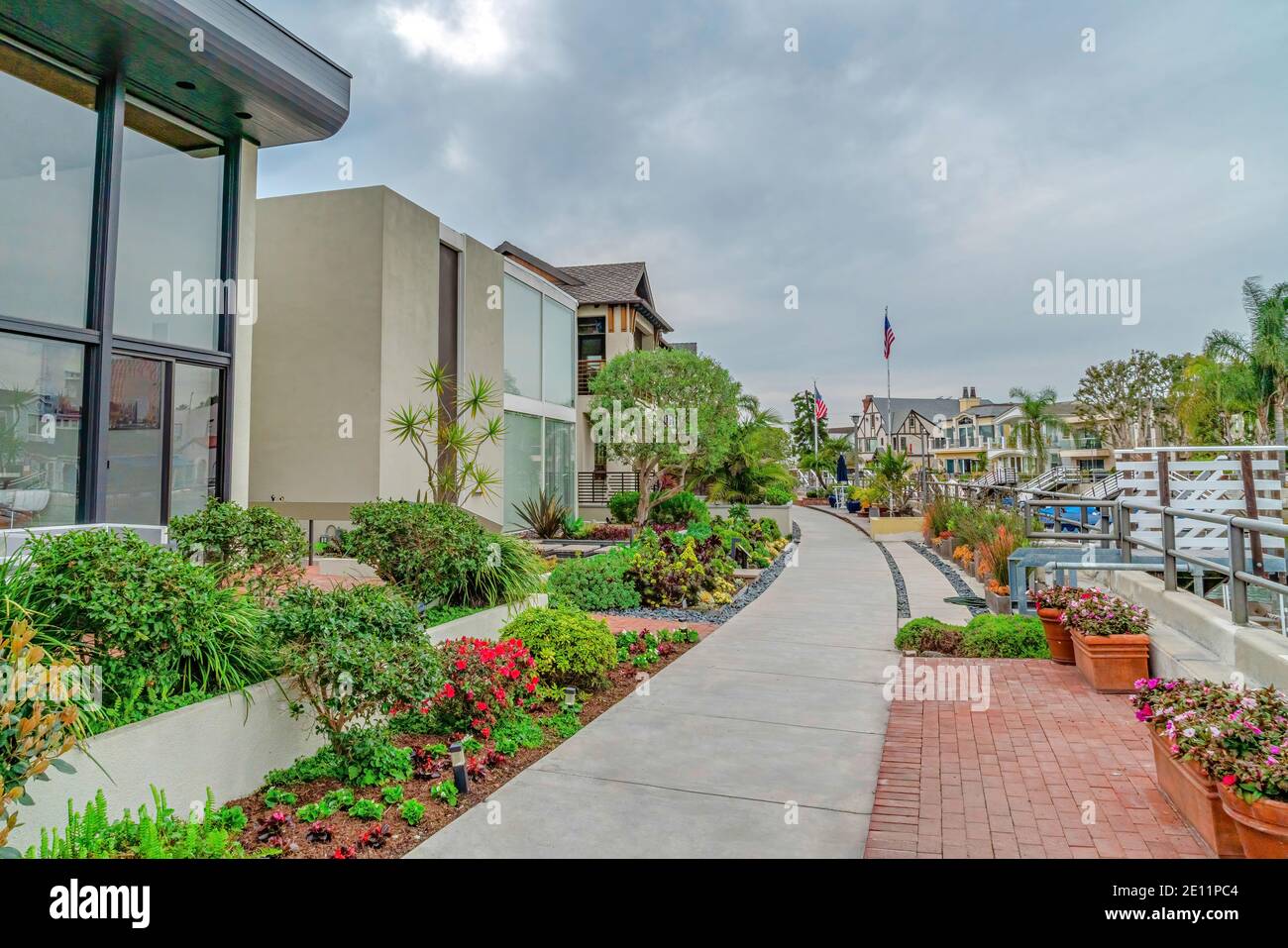 Passerella lungo le case e il canale nella Dreamy Long Beach California Foto Stock