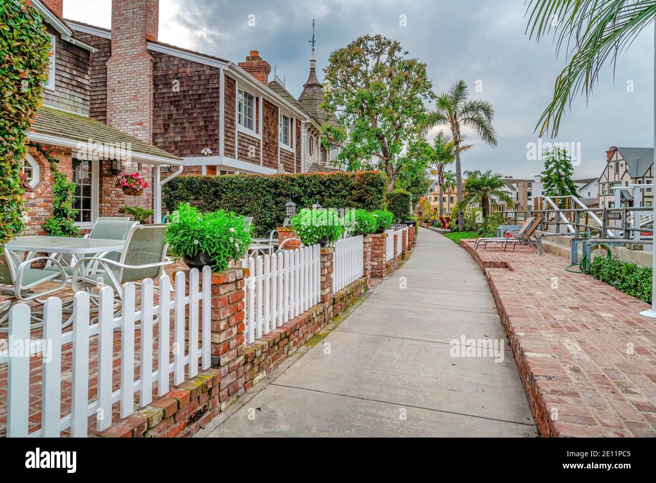 Belle case lungo il sentiero e il canale nella pittoresca Long Beach California Foto Stock