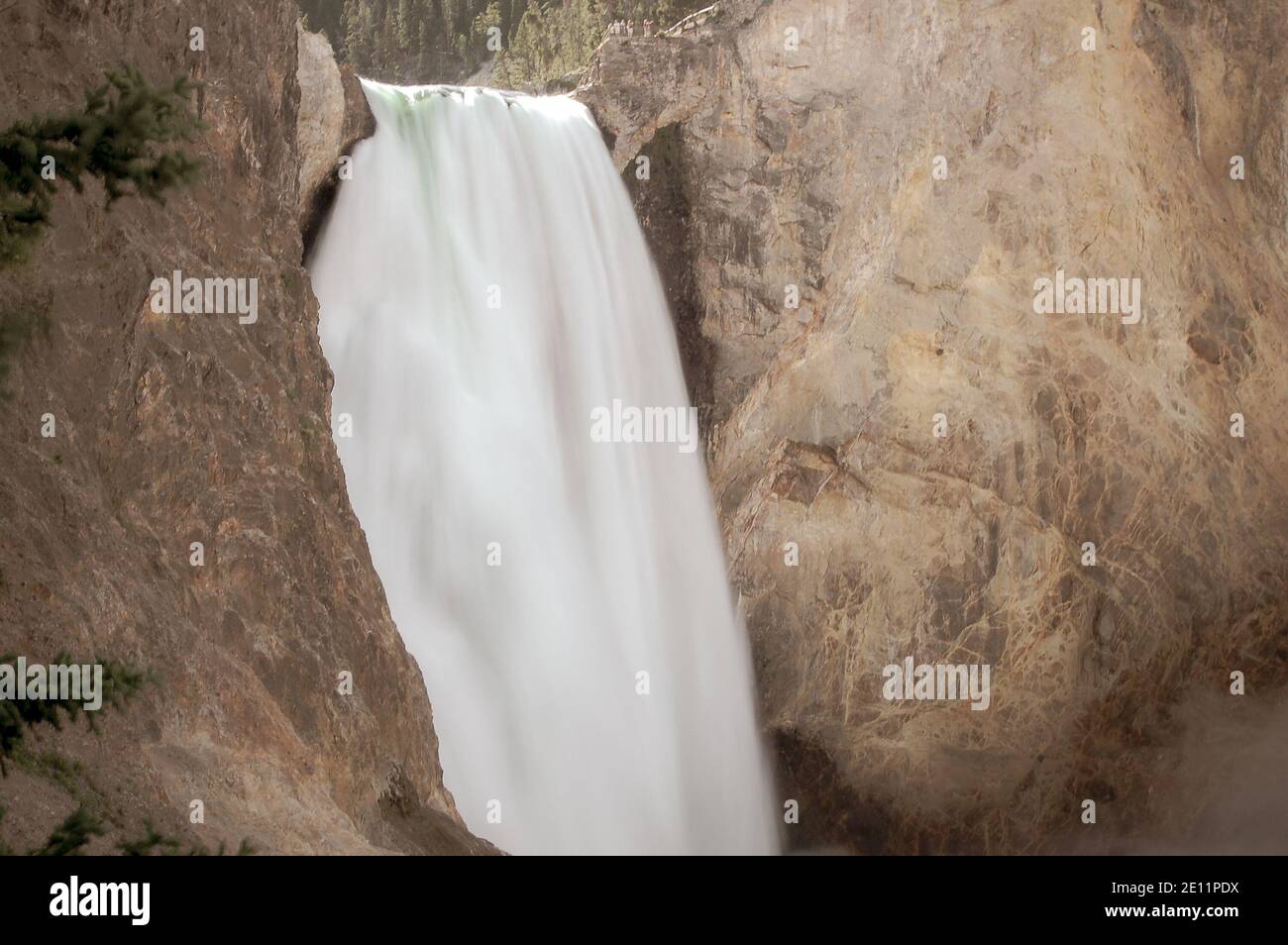 Cascate inferiori del Yellowstone vista d'epoca da zio Tom's. Sentiero nel Parco Nazionale di Yellowstone Foto Stock
