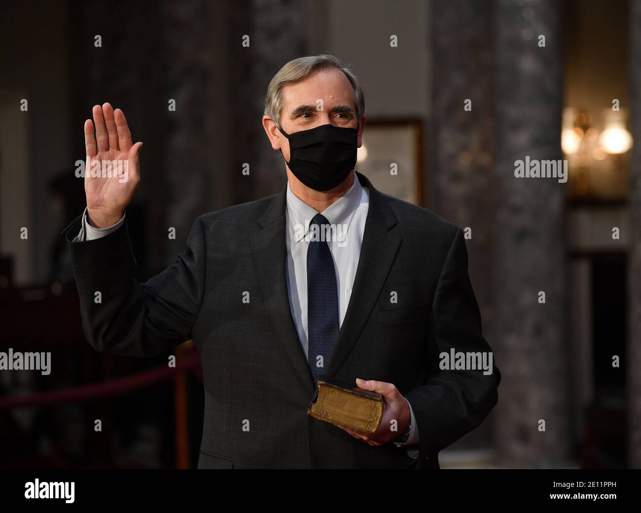 Washington, Stati Uniti. 3 gennaio 2021. Jeff Merkley, D-Ore., partecipa a un simulacro di giuramento per il 117° Congresso con il Vice Presidente Mike Pence nelle Camere del Vecchio Senato presso il Campidoglio degli Stati Uniti a Washington, DC domenica 3 gennaio 2021. Foto di Kevin Dietsch/Pool/Sipa USA Credit: Sipa USA/Alamy Live News Foto Stock