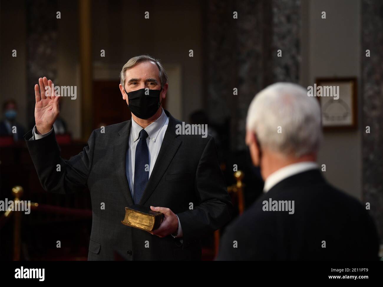 Washington, Stati Uniti. 3 gennaio 2021. Jeff Merkley, D-Ore., partecipa a un simulacro di giuramento per il 117° Congresso con il Vice Presidente Mike Pence nelle Camere del Vecchio Senato presso il Campidoglio degli Stati Uniti a Washington, DC domenica 3 gennaio 2021. Foto di Kevin Dietsch/Pool/Sipa USA Credit: Sipa USA/Alamy Live News Foto Stock
