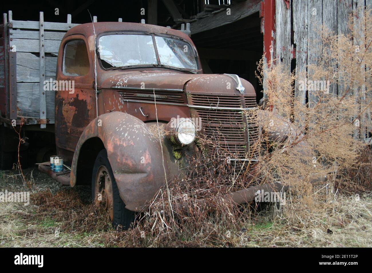 Trebbiatrice internazionale in un vecchio fienile. Si tratta di una vista tradizionale del Midwest e del Sud. Foto Stock