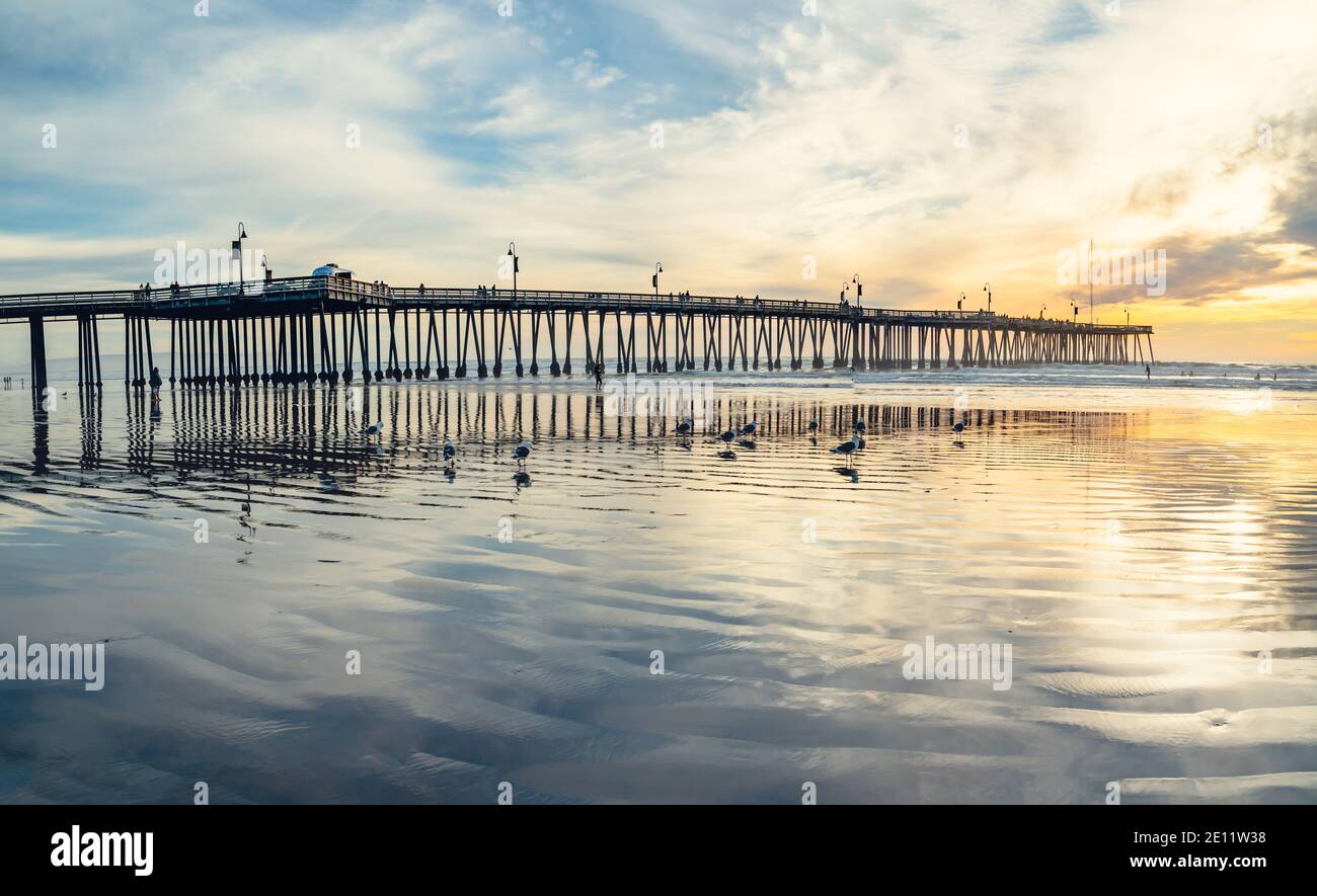 Pismo Beach, California/USA - 1 gennaio 2021 storico molo in legno di Pismo Beach al tramonto, vista panoramica. Un iconico molo in legno della California nell'He Foto Stock
