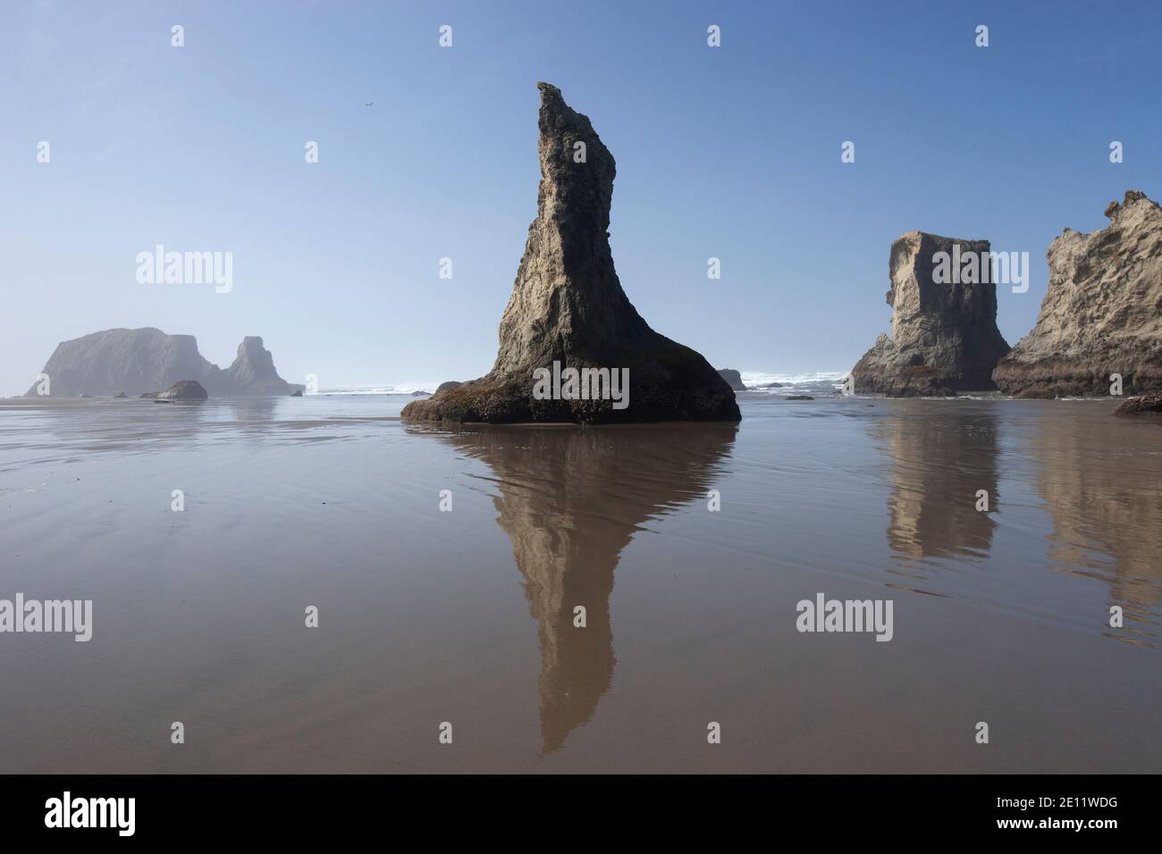 Cataste di mare e riflessi a bassa marea, Bandon Beach, Oregon Coast, Stati Uniti Foto Stock