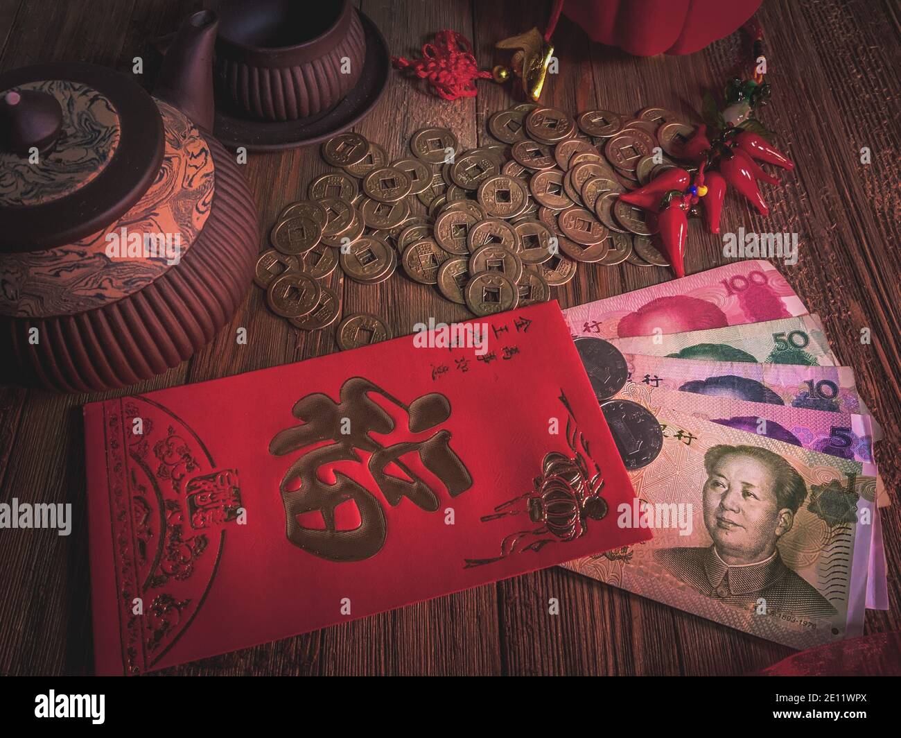 Pechino, Cina - 2 gennaio 2021; oggetti comuni utilizzati per celebrare il nuovo anno cinese lunare, tra cui bollette Yuan, busta rossa, monete di buona fortuna e altri su ta Foto Stock