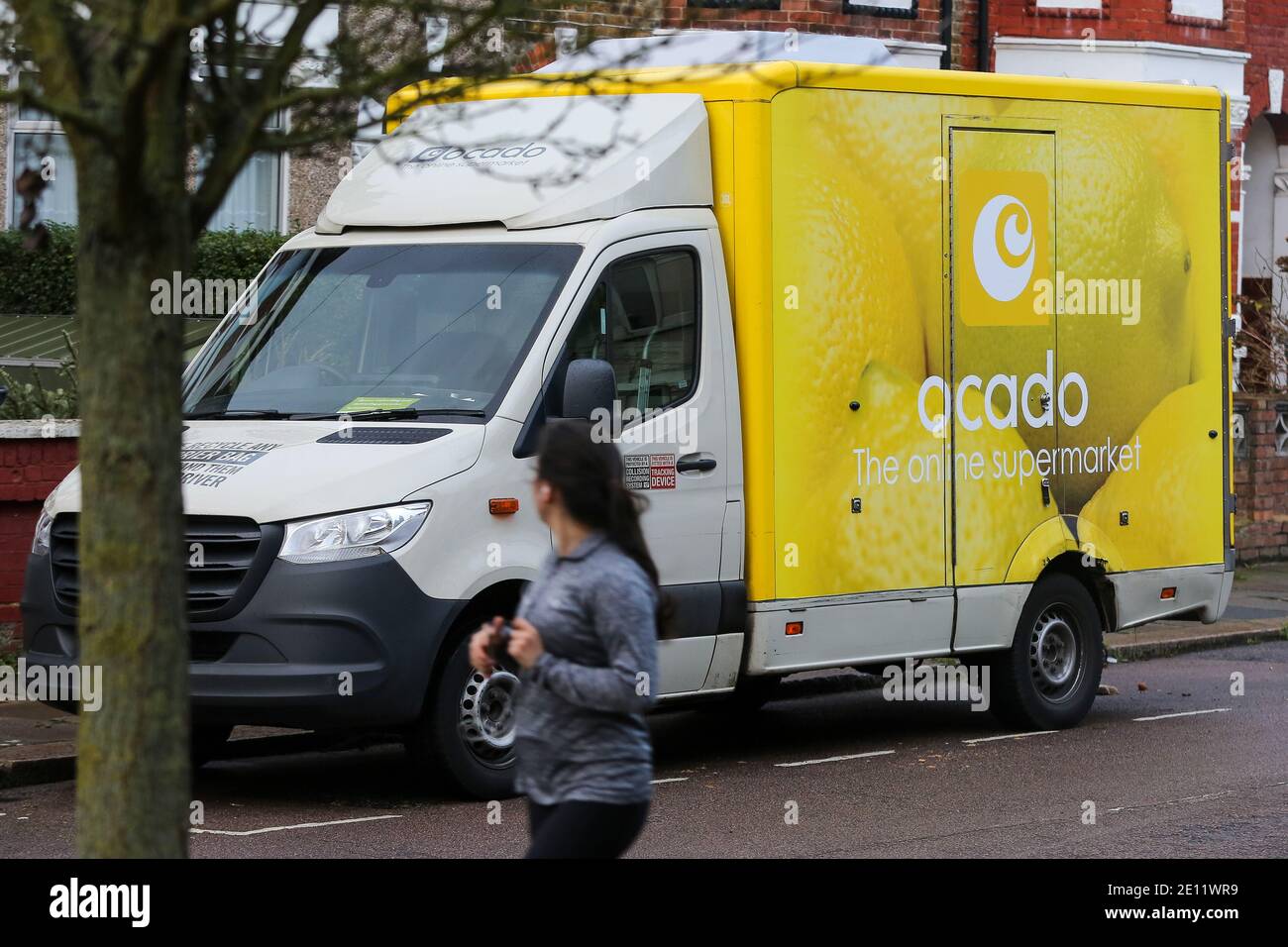 Londra, Regno Unito. 3 gennaio 2021. Una donna scherza davanti a un furgone di consegna Ocado a Londra. Credit: Dinendra Haria/SOPA Images/ZUMA Wire/Alamy Live News Foto Stock