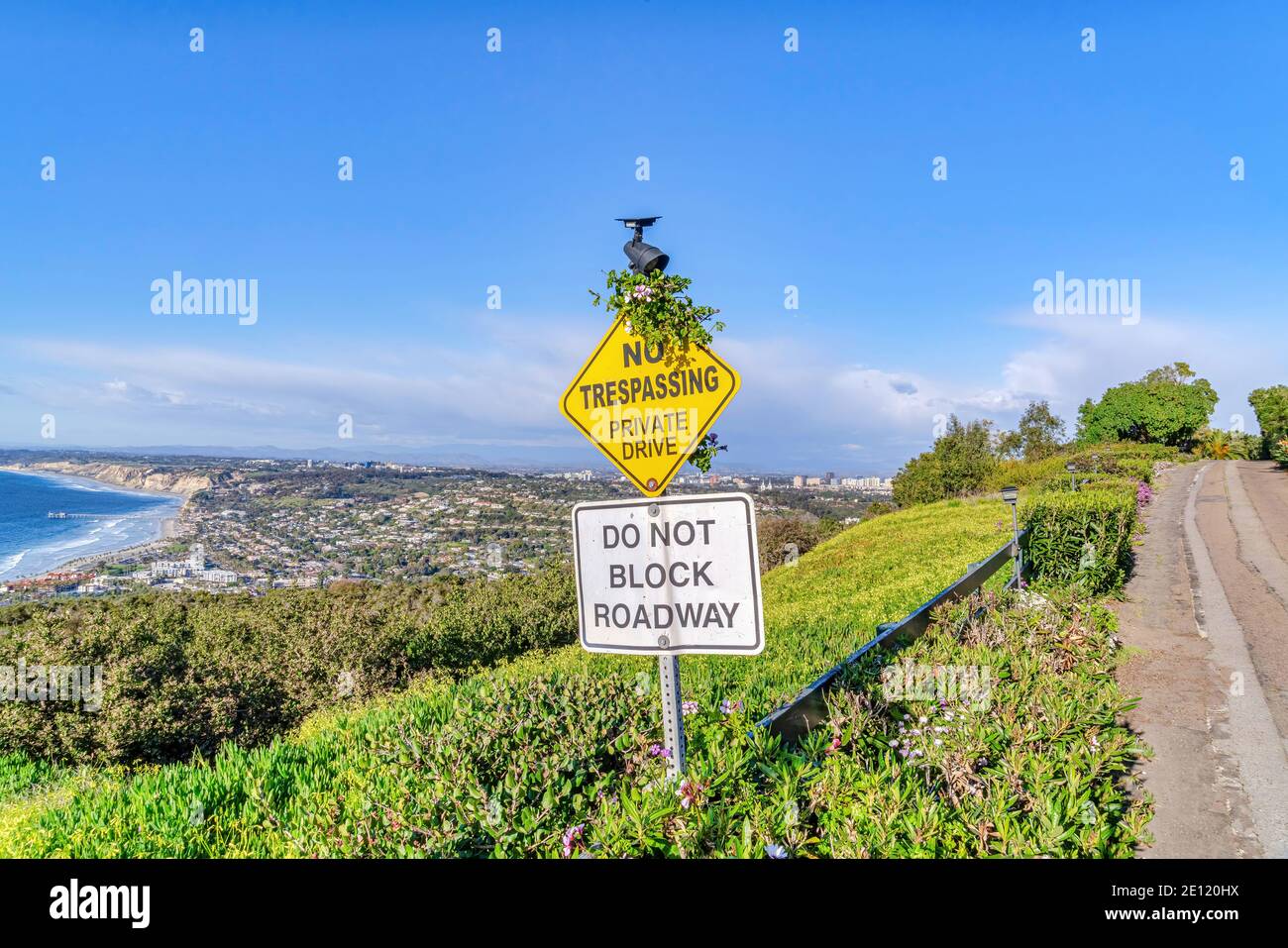 Nessun Trespassing e non bloccare il segnale vialetto in corrispondenza di a. Strada privata a San Diego, California Foto Stock