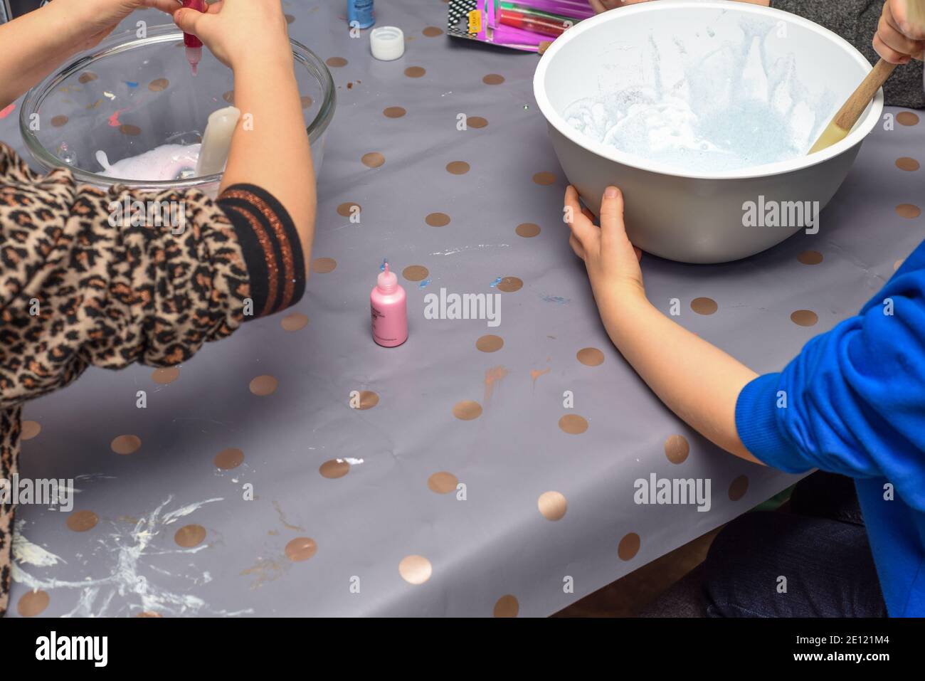 Attività dei bambini di fare la calce come esperimento scientifico per bambini da fare all'interno Foto Stock