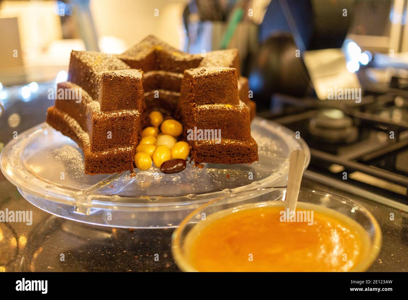 Torta Bundt con salsa al caramello salato Foto Stock