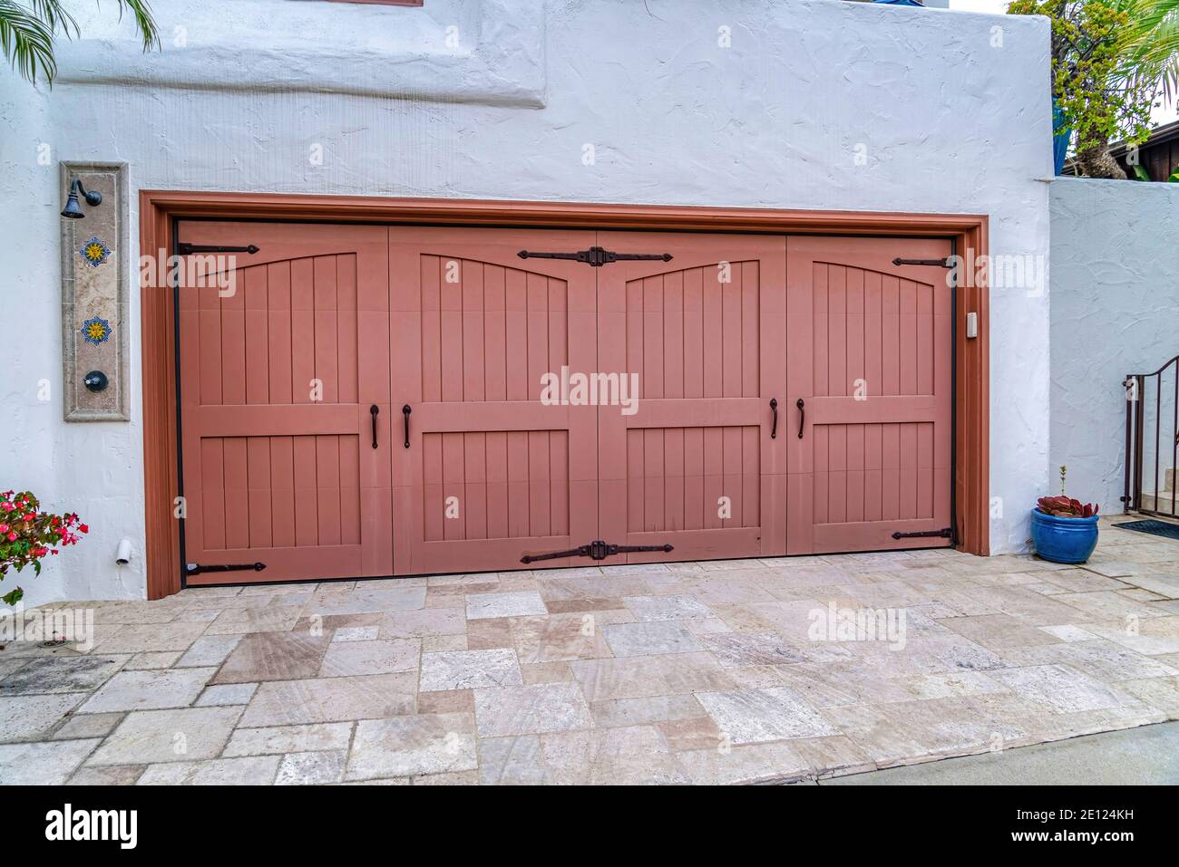 Due garage auto con porte in legno incernierate contro parete bianca A San  Diego, California Foto stock - Alamy
