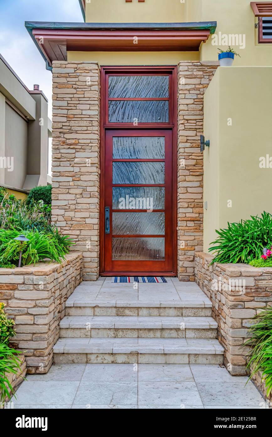 Sportello anteriore con inset in vetro smerigliato e finestrino a specchio a poppa a. la facciata della casa Foto Stock