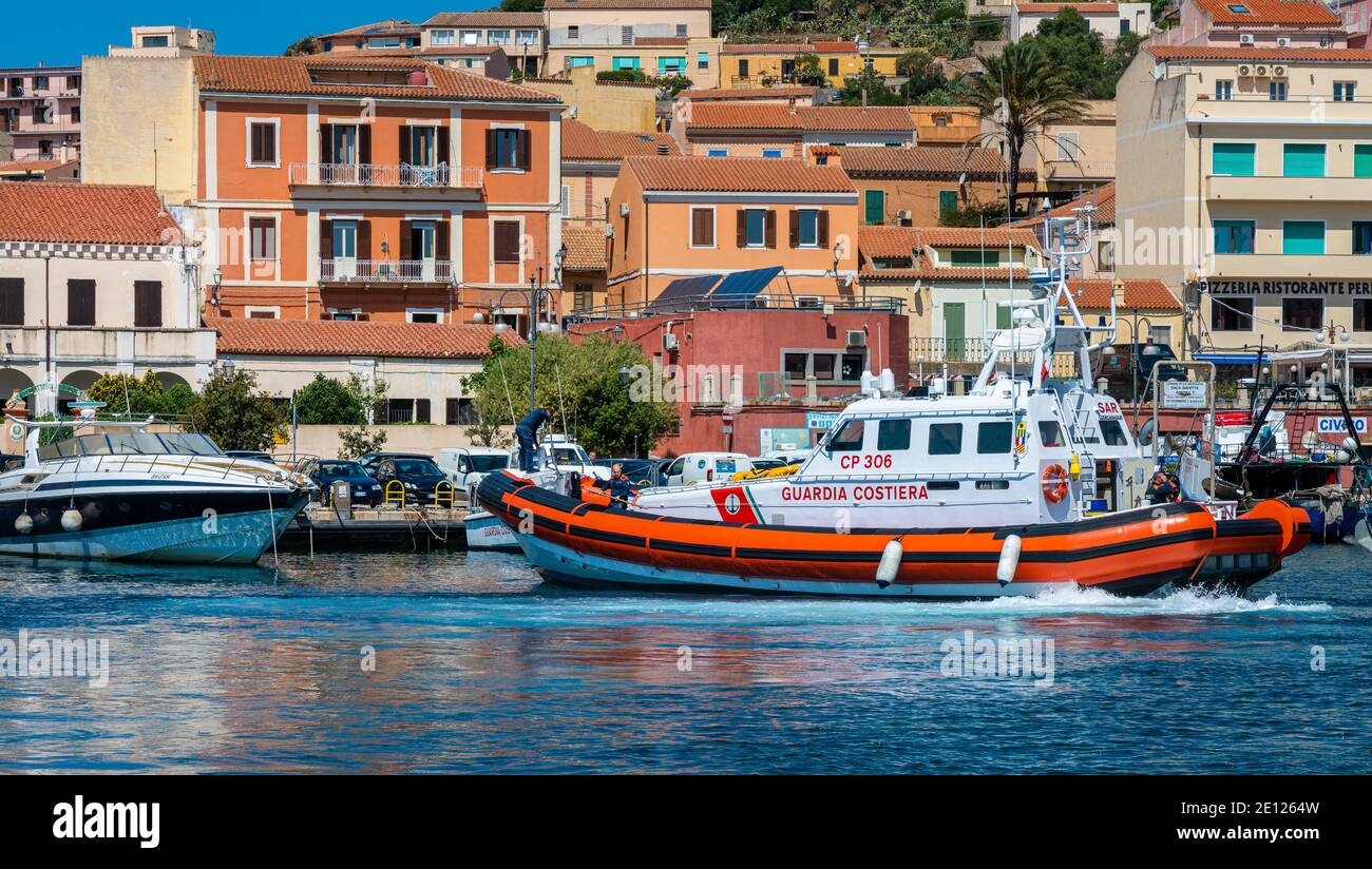 Guardia costiera nave sull'isola di la Maddalena in Sardegna, Italia Foto Stock