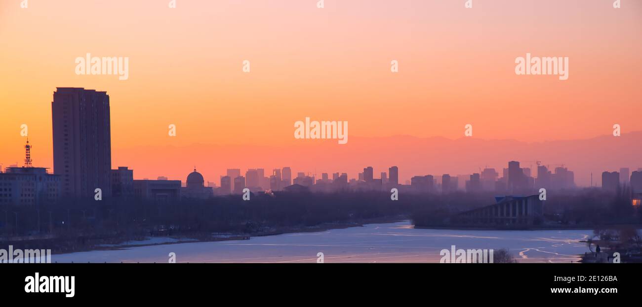 Bel tramonto in una città Foto Stock