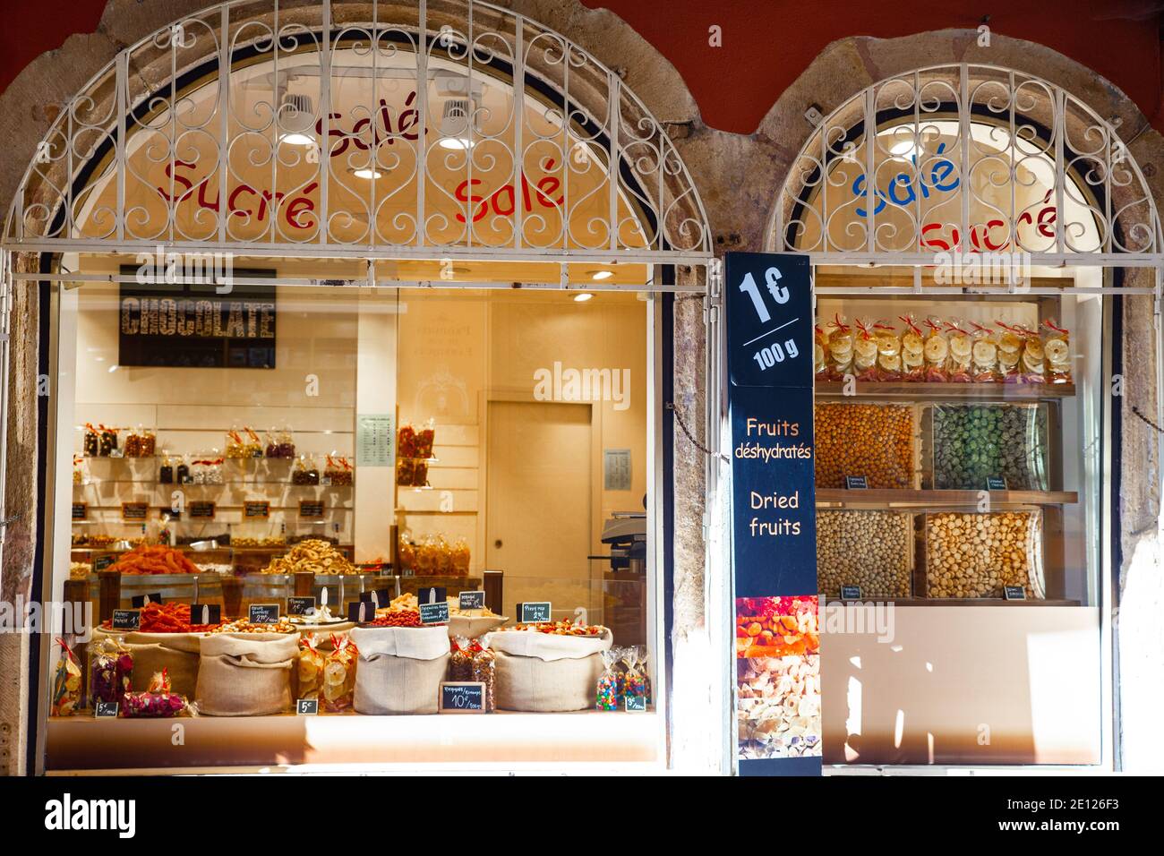 Affascinante vetrina sul fronte dello storefront dal negozio di dolciumi europeo Foto Stock