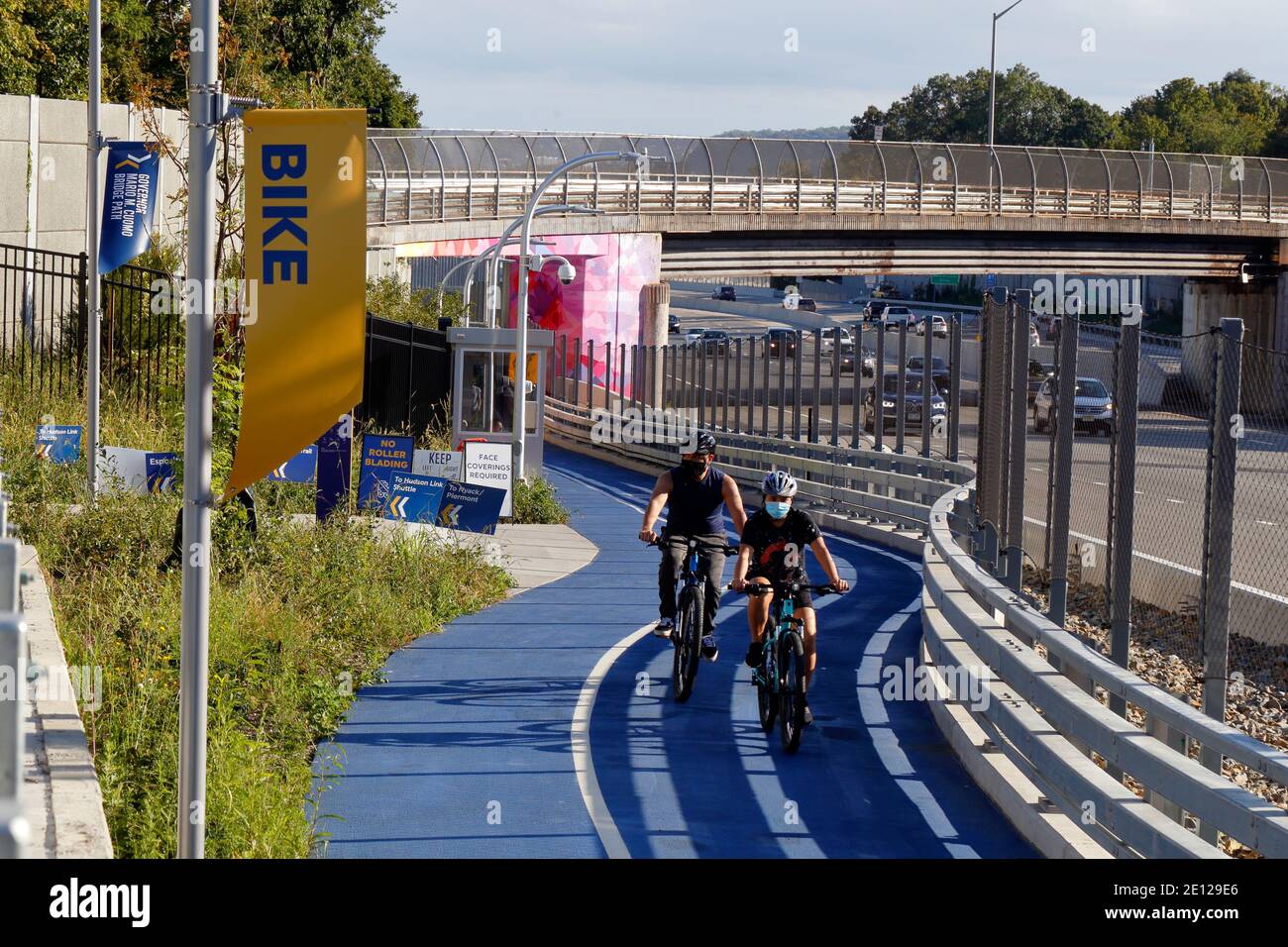 Ciclisti sul Governatore Mario M. Cuomo Bridge pedonale e pista ciclabile a Nyack, New York. Foto Stock
