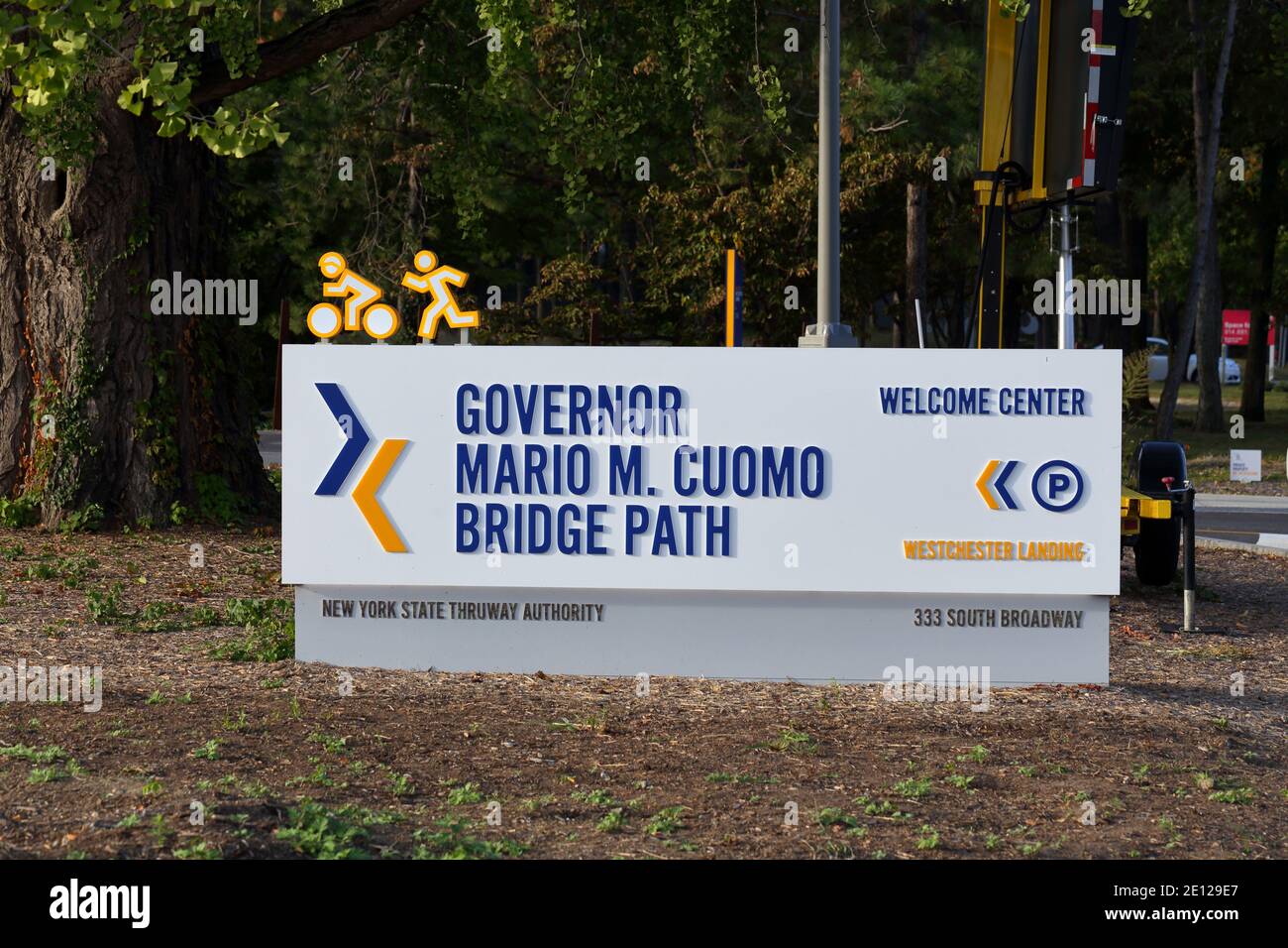 Segnaletica per il Governatore Mario M. Cuomo Bridge, sentiero pedonale e ciclabile a Tarrytown, New York. Foto Stock