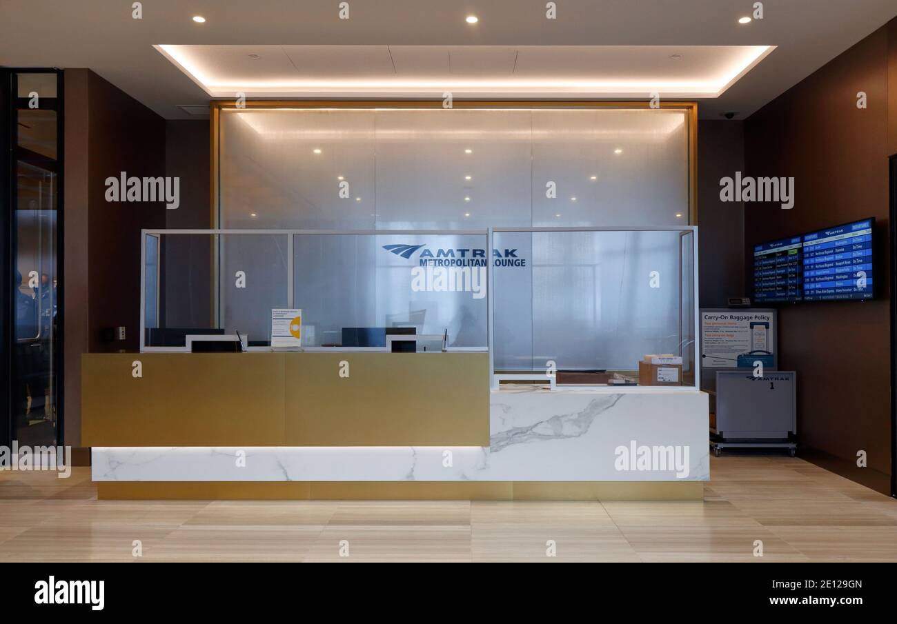 Banco di servizio clienti all'interno della Amtrak Metropolitan Lounge nella Sala dei treni Moynihan della New York Penn Station. Empire Station Complex, New York. Foto Stock