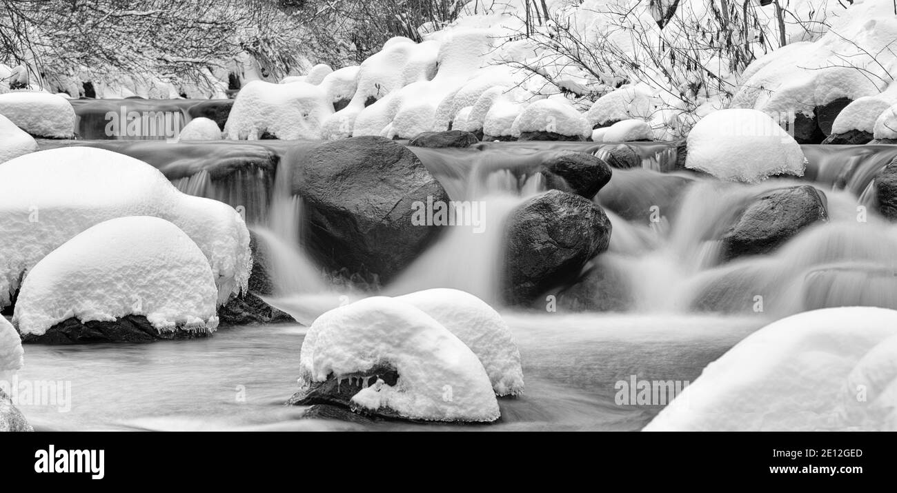 Neve fresca da un fiume in Quebec, Canada Foto Stock
