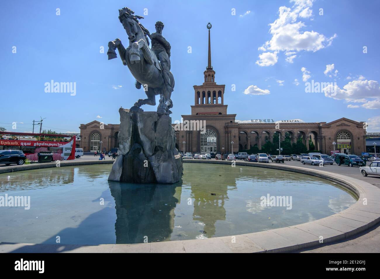 Yerevan, Armenia - 1 giugno 2016: Statua di Sasuntsi Davit di fronte alla stazione ferroviaria centrale Foto Stock