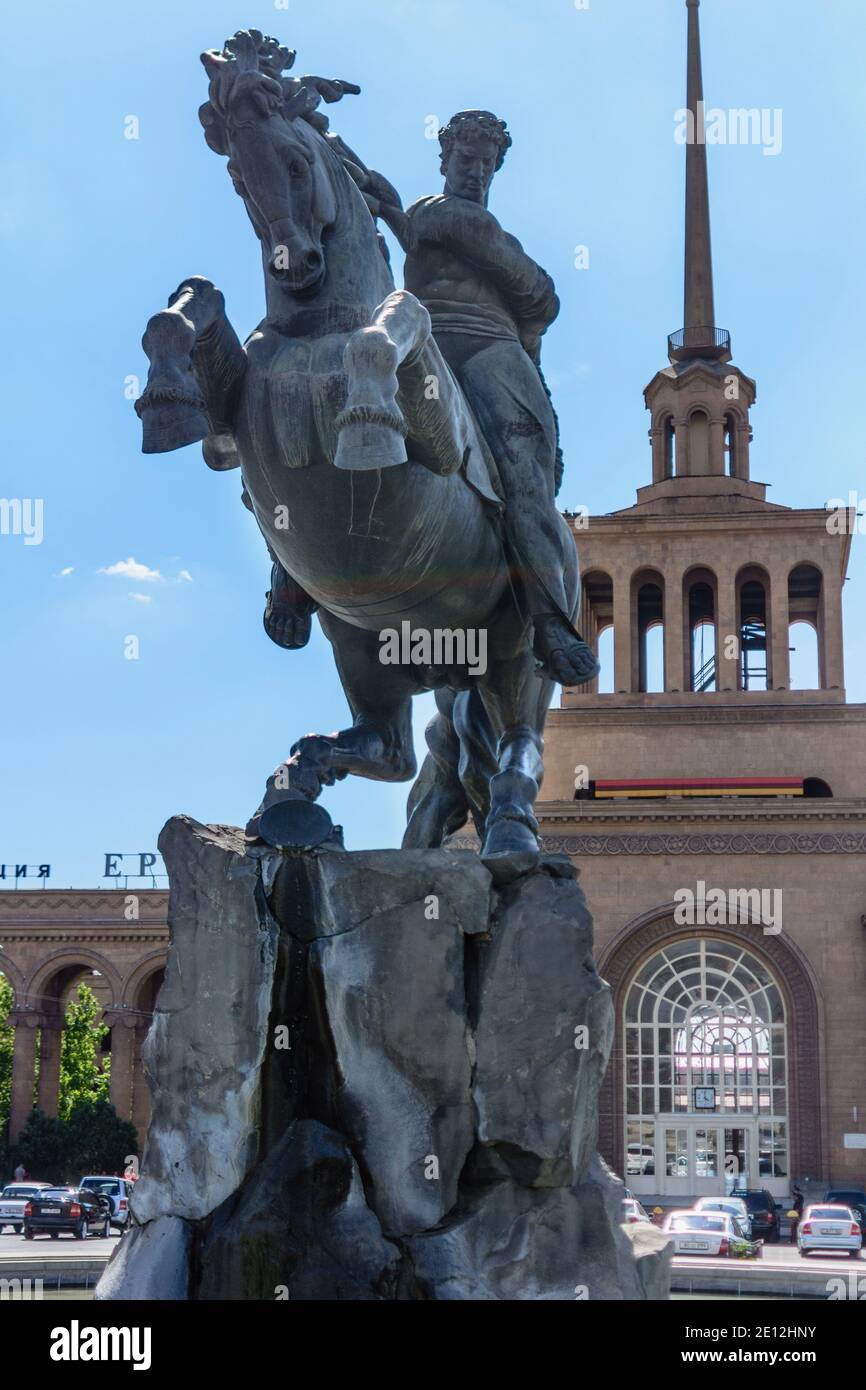 Yerevan, Armenia - 1 giugno 2016: Statua di Sasuntsi Davit di fronte alla stazione ferroviaria centrale Foto Stock