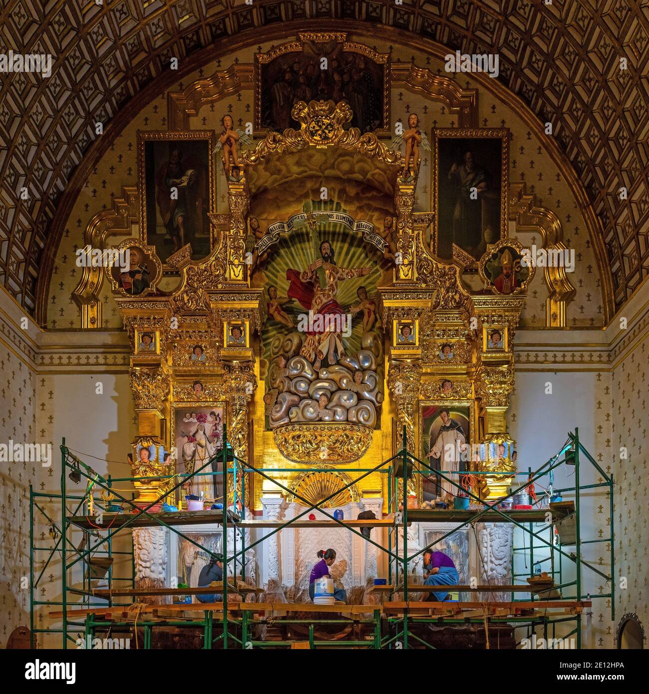 La gente messicana che fa il restauro su una pala d'altare in foglia d'oro in stile barocco nella chiesa e convento di Santo Domingo, Oaxaca, Messico. Foto Stock