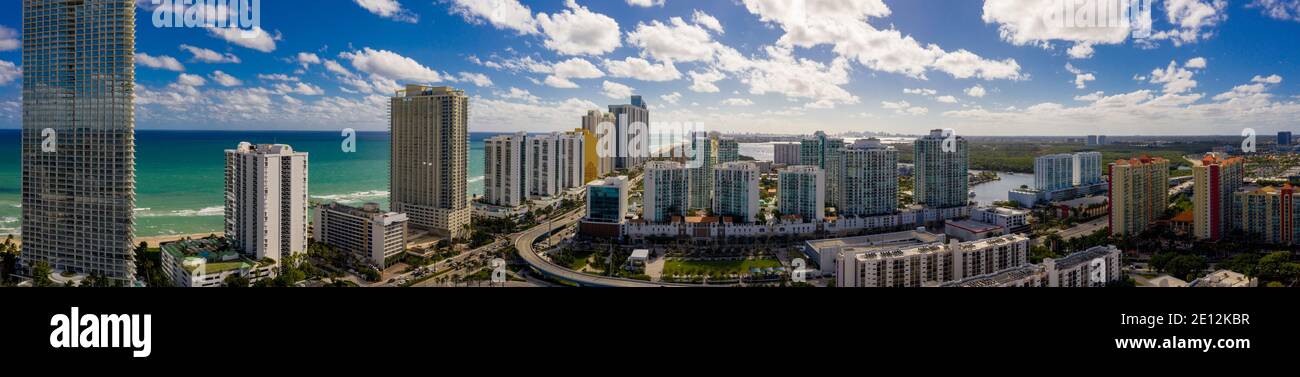 Panorama aereo Sunny Isles Beach che si affaccia a sud al 163rd Street alti condomini fronte spiaggia in foto Foto Stock