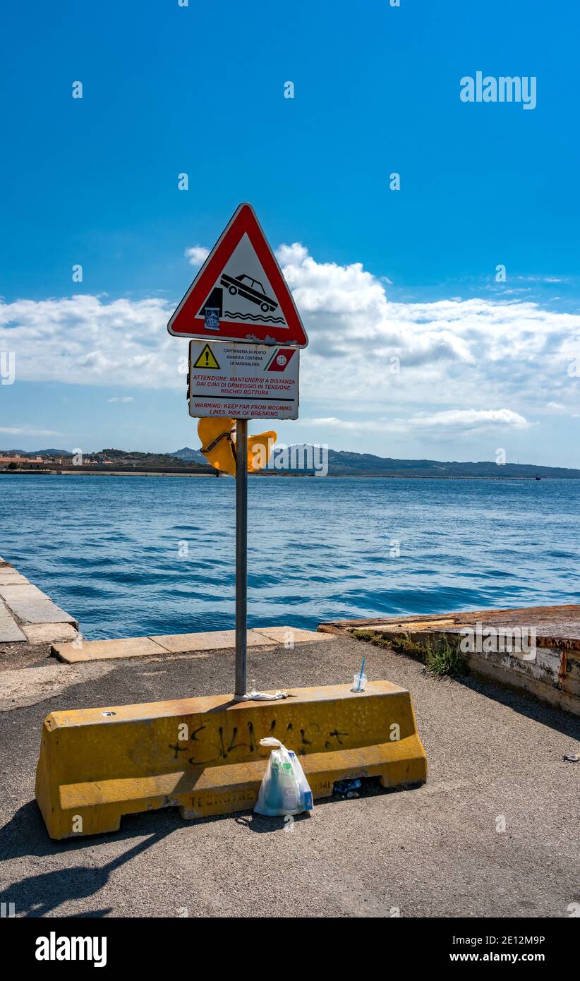 Cartello stradale al porto Foto Stock