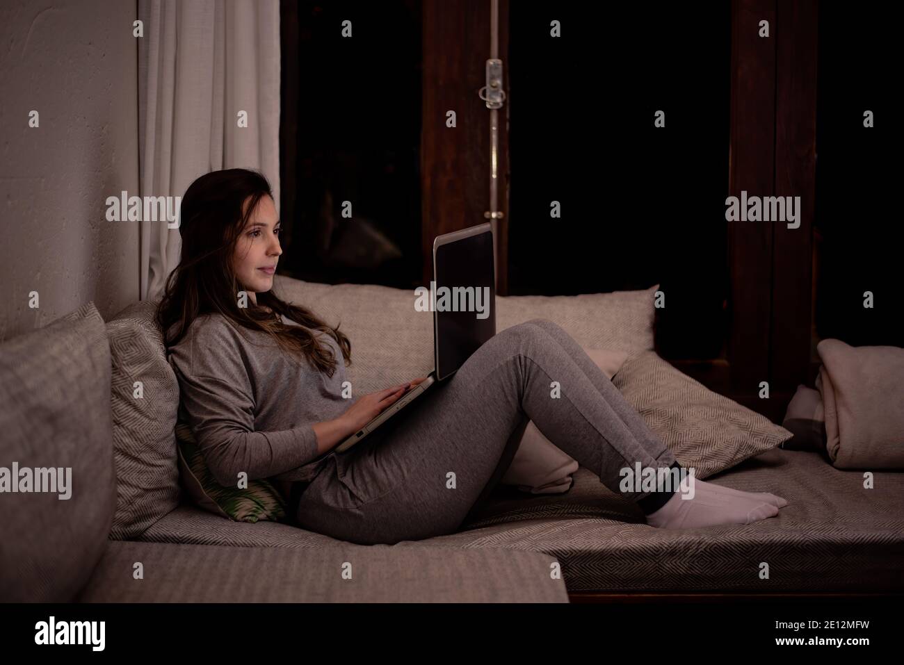Donna che lavora durante la notte a casa - concetto per lavorare, liberarsi, studiare, lavorare da casa Foto Stock