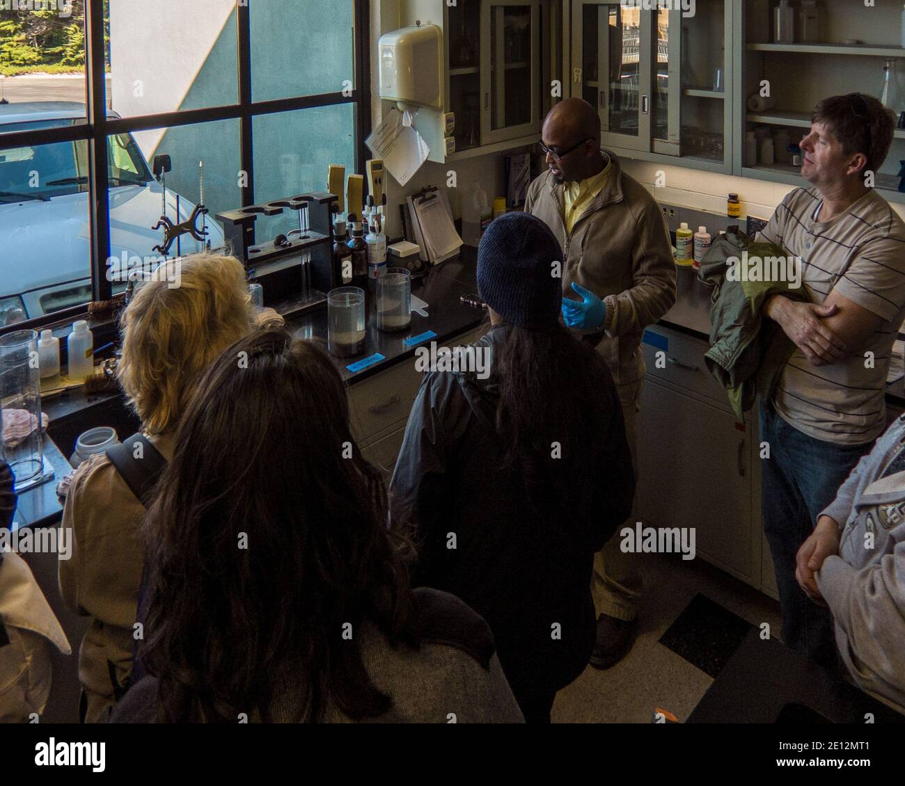 Il chimico dell'impianto di trattamento delle acque reflue (WWTP) spiega il test di settlibilità a un gruppo di ispettori governativi che aggiornano le proprie certificazioni. Foto Stock