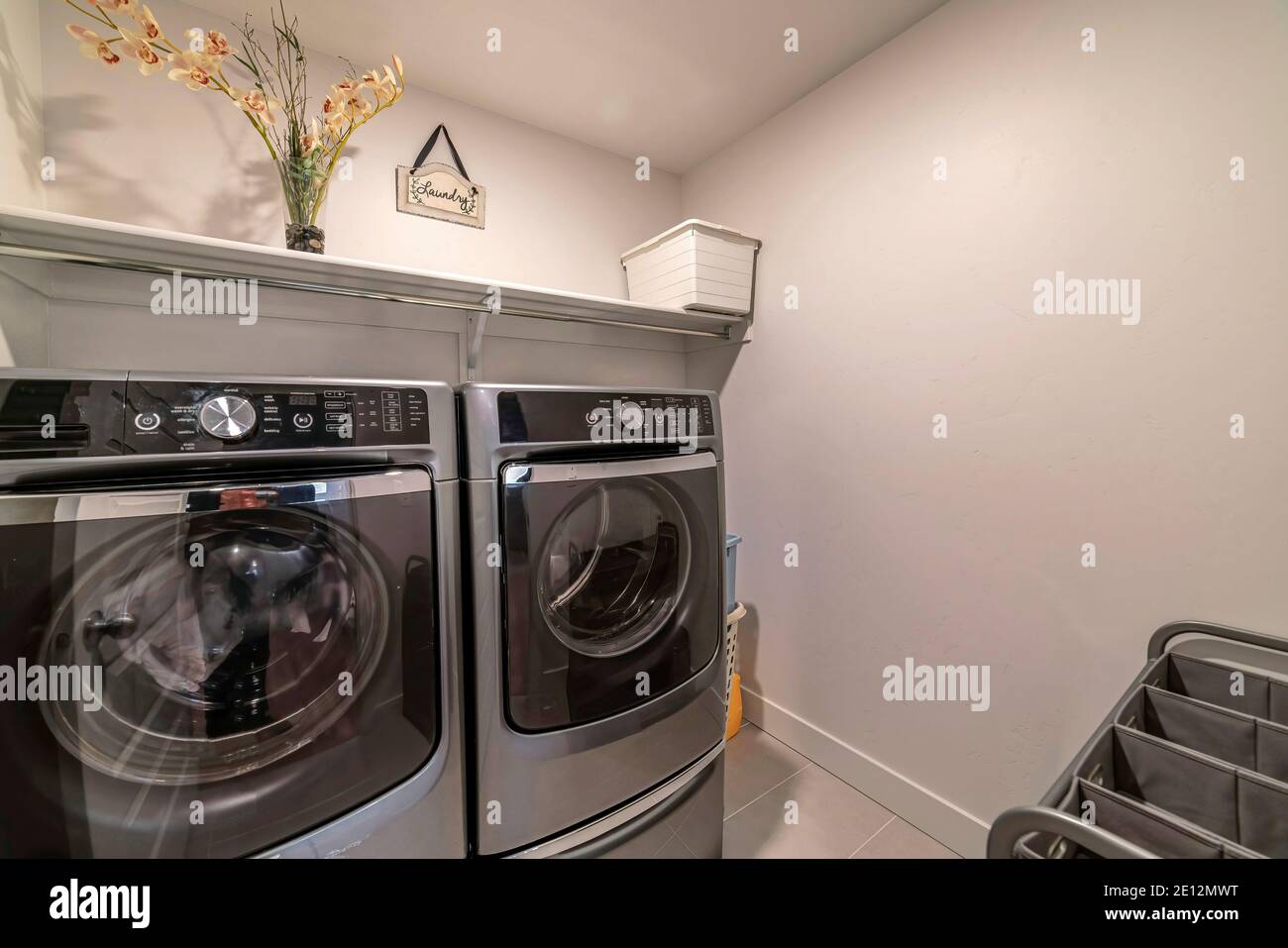 Funzionale lavanderia di casa con moderni elettrodomestici per il lavaggio vestiti Foto Stock