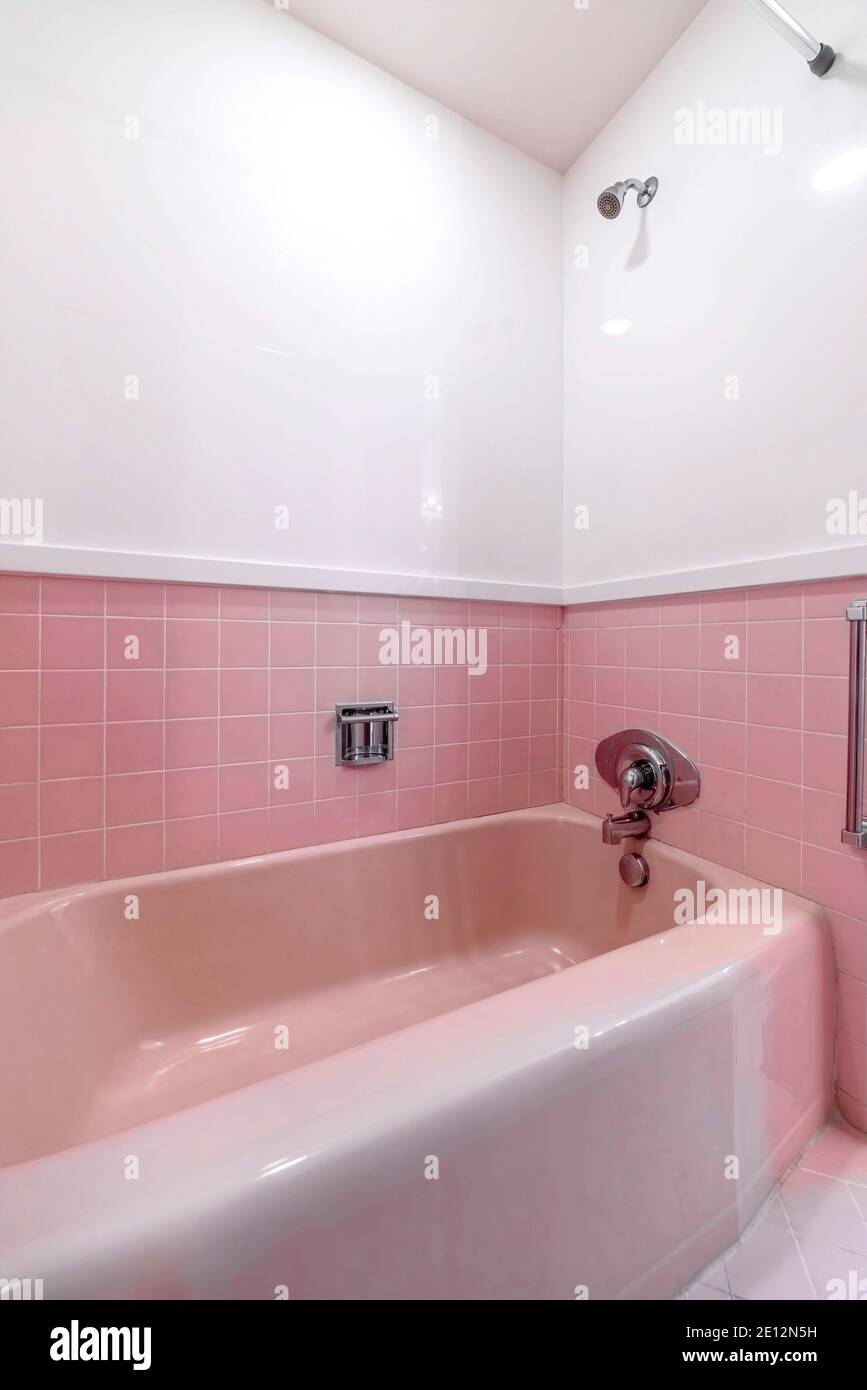 Vasca rosa all'interno di un bagno residenziale con piastrelle rosa sulla  parete Foto stock - Alamy