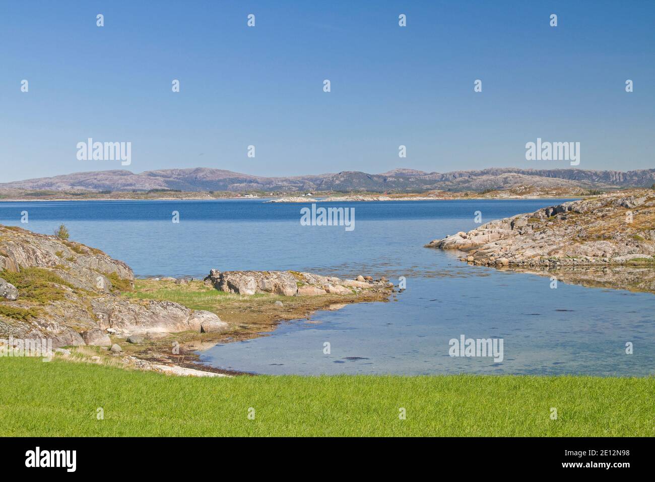 L'idilliaca Baia Arnoyfjorden con le sue Montagne Rocciose e Arcipelago Vi invita a soffermarsi Foto Stock