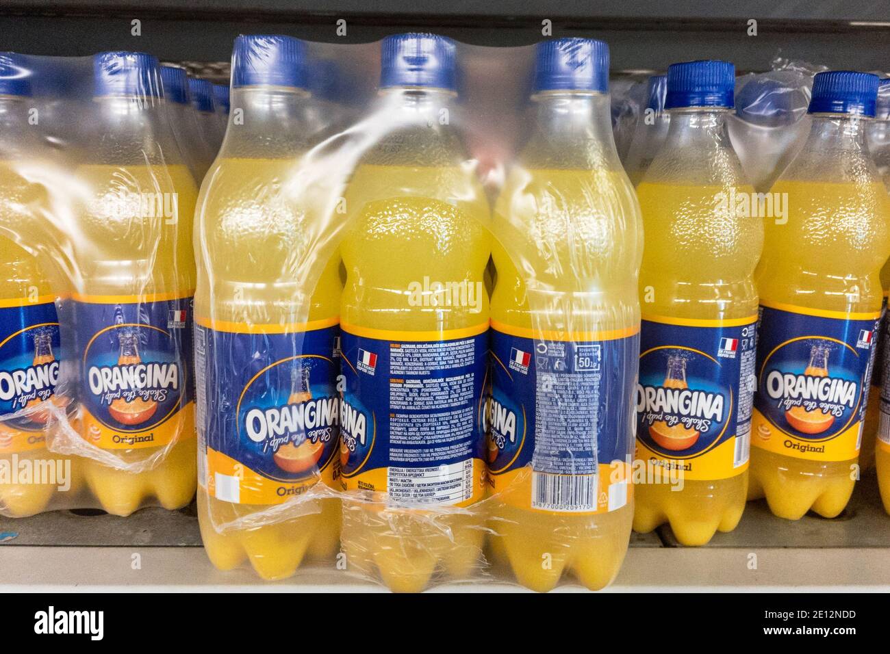 BELGRADO, SERBIA - 27 DICEMBRE 2020: Il logo di Orangina sulle bottiglie in vendita a Belgrado, orangina è un marchio francese di bevande gassate alla soda arancione. Foto Stock
