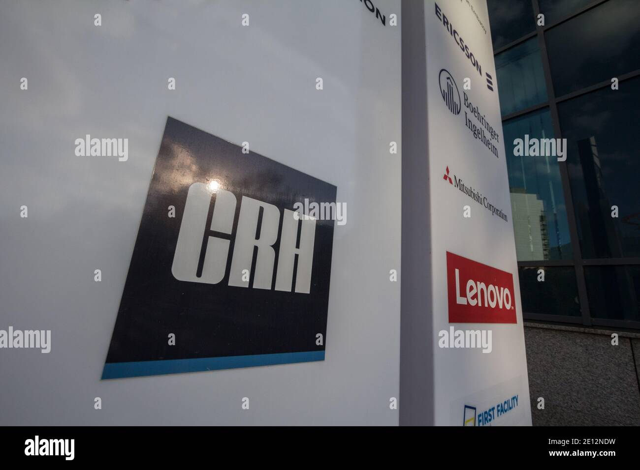BELGRADO, SERBIA - 31 MAGGIO 2020: Logo CRH davanti alla loro sede locale a Belgrado. CRH è un gruppo industriale multinazionale irlandese specializzato Foto Stock